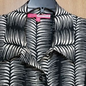 Flattering. Sleeveless Button Down Dress